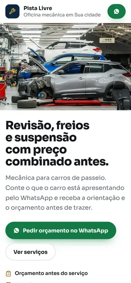 Celular mostrando o modelo de exemplo Mecânica Pista Livre, com foto da oficina mecânica, serviços e botão de WhatsApp