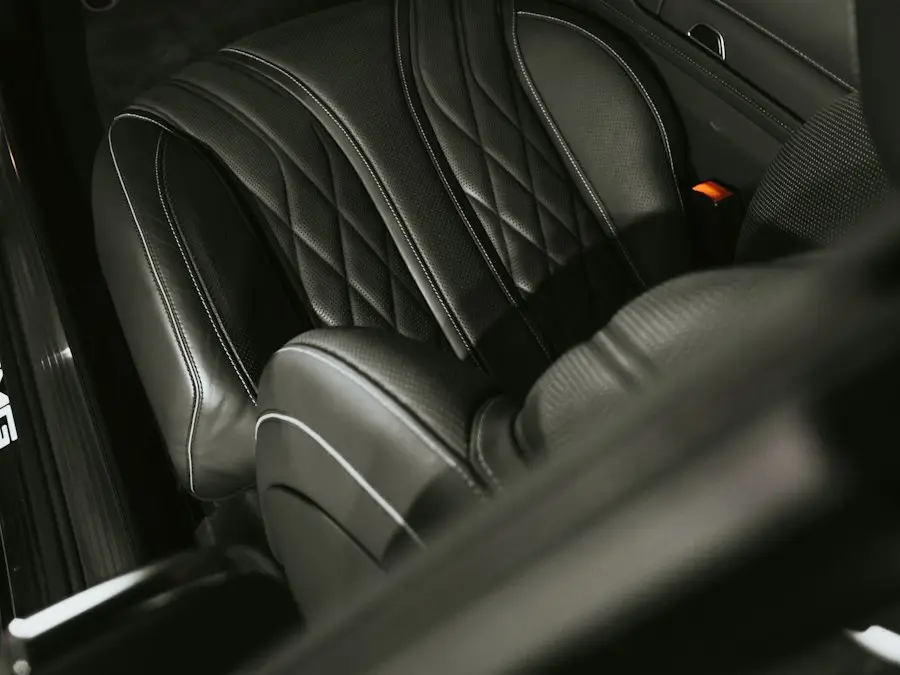 interior do carro preto e cinza