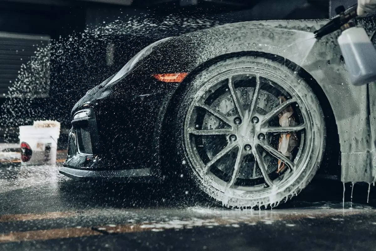 Uma pessoa borrifando espuma em um carro