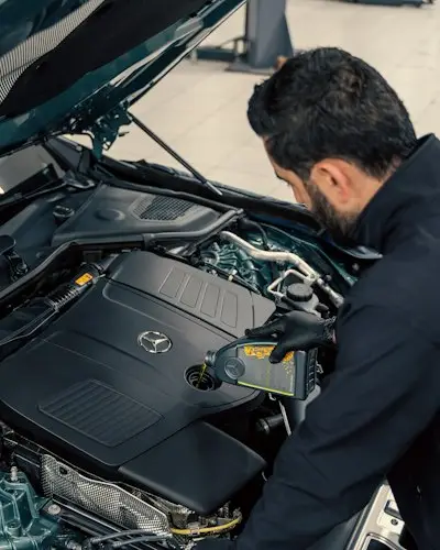 Mecânico inspecionando o motor de um carro