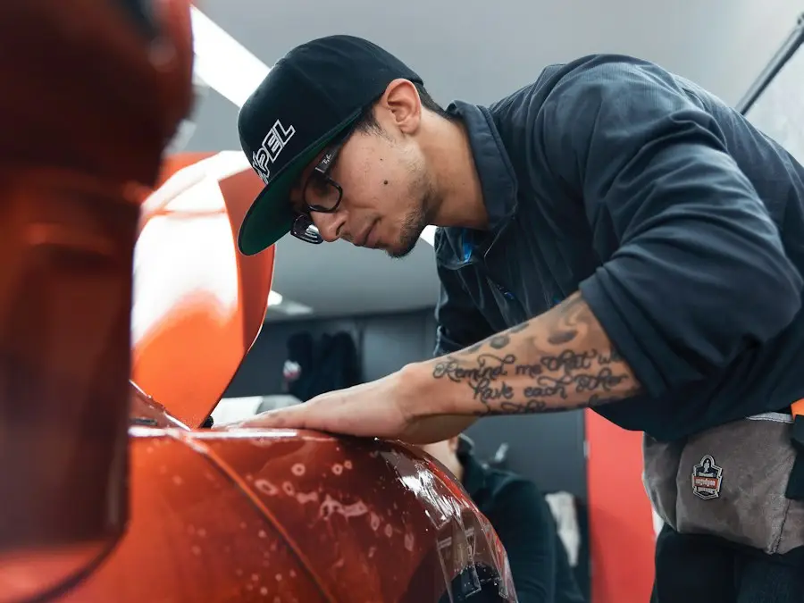 um homem encerando um carro