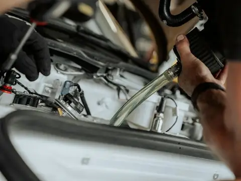 O mecânico trabalha nos componentes do motor